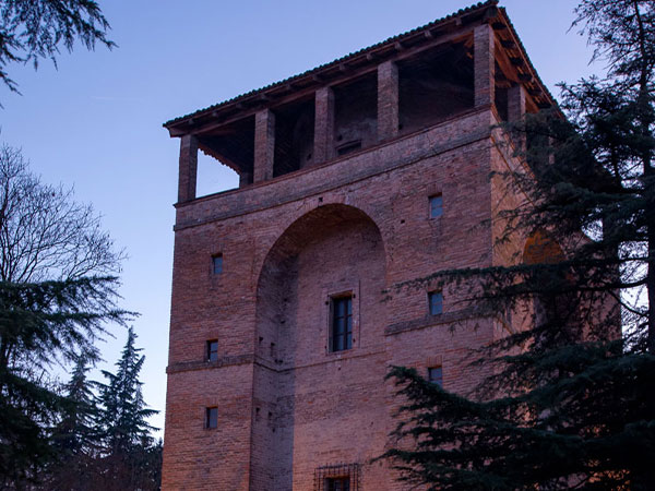 Torrione del Duca cinquecentesca a Castell'Arquato. La sede di Genns Innominabilis