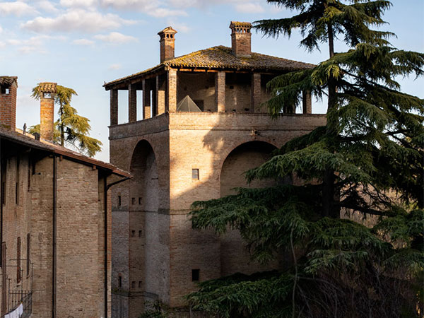 Torrione del Duca cinquecentesca a Castell'Arquato. La sede di Genns Innominabilis