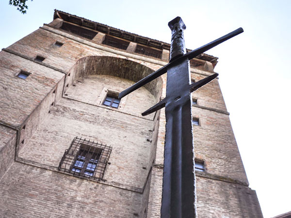 Torrione del Duca cinquecentesca a Castell'Arquato. La sede di Genns Innominabilis